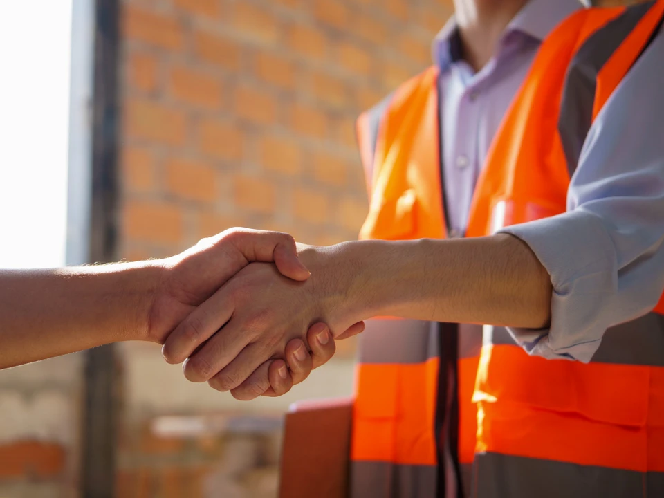 Chantier de rénovation intérieure avec ouvriers installant cloisons sèches