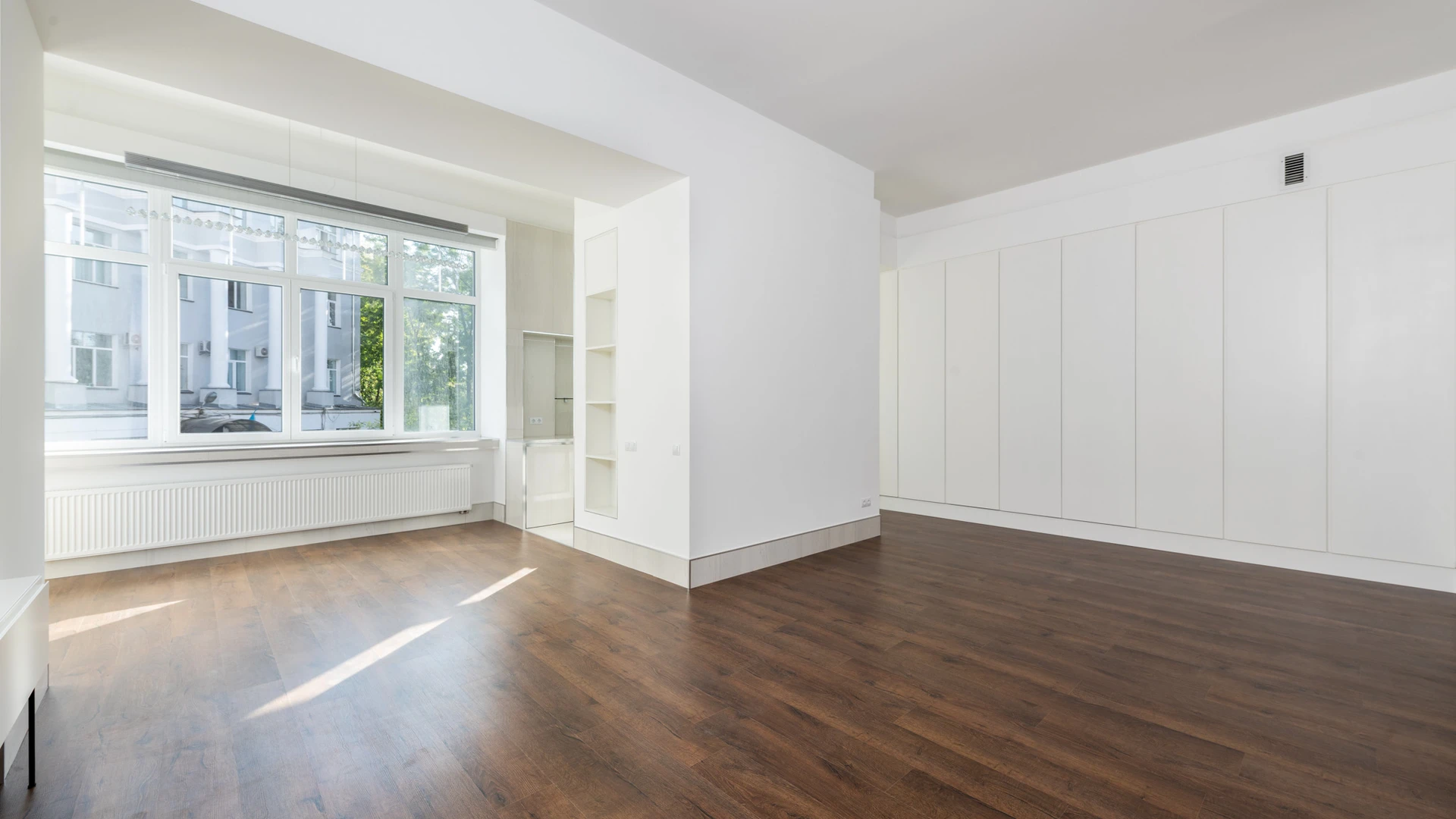 Intérieur d'un chantier de rénovation avec pose de revêtement sol vinyle imitation parquet chêne